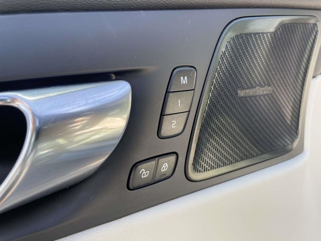 2023 Volvo XC60 B6 Ultimate Dark Theme