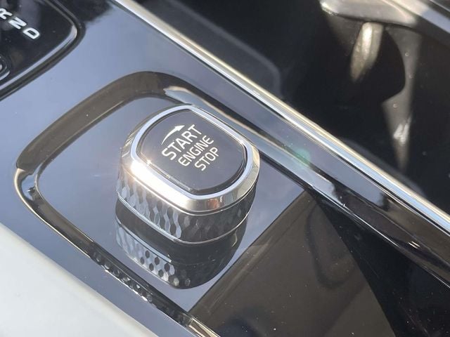 2023 Volvo XC60 B6 Ultimate Dark Theme